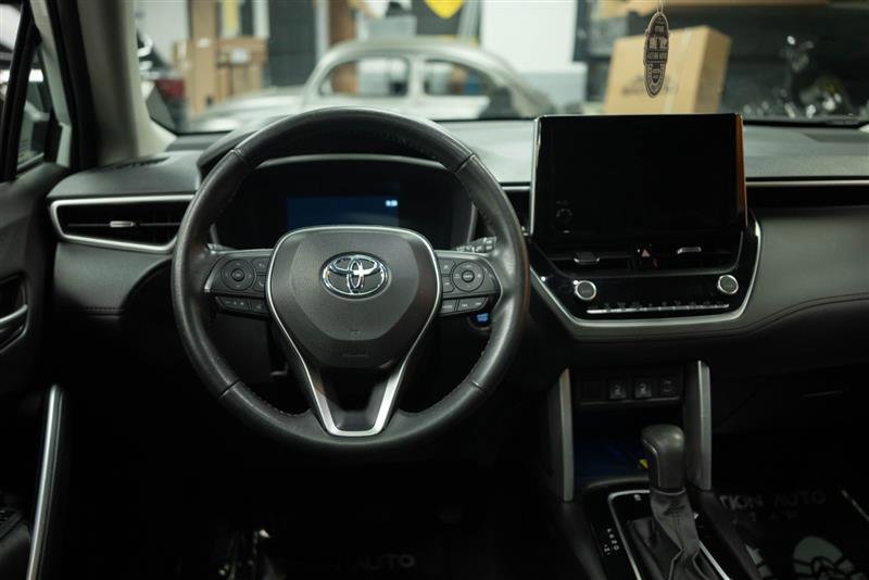 Used 2023 Toyota Corolla Cross XLE w/ Convenience Package FWD image 19