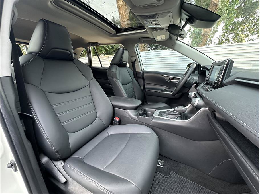 Used 2021 Toyota RAV4 XLE Premium AWD/4WD image 15