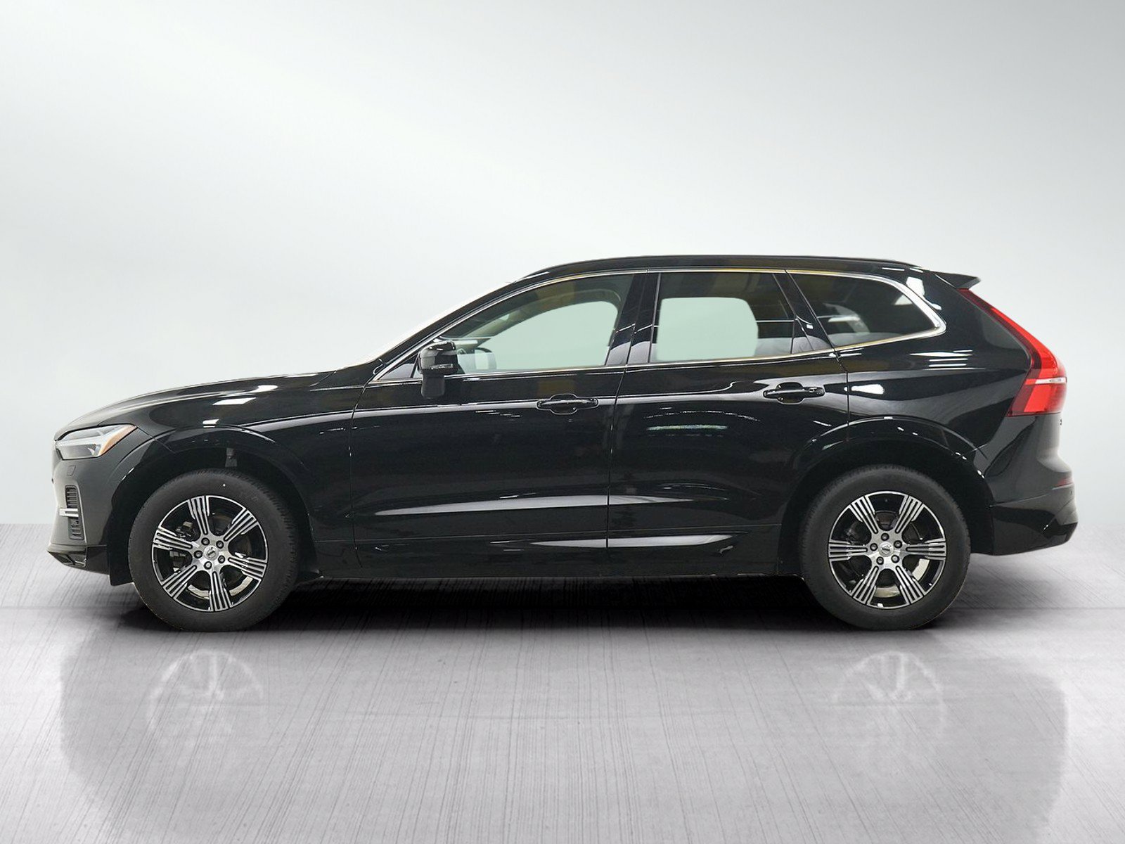 Used 2022 Volvo XC60 B5 Momentum w/ Climate Package AWD/4WD image 2