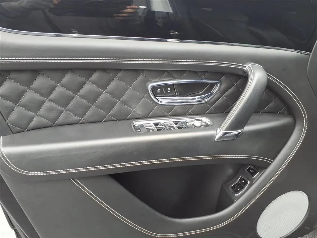 Used 2018 Bentley Bentayga AWD/4WD image 24