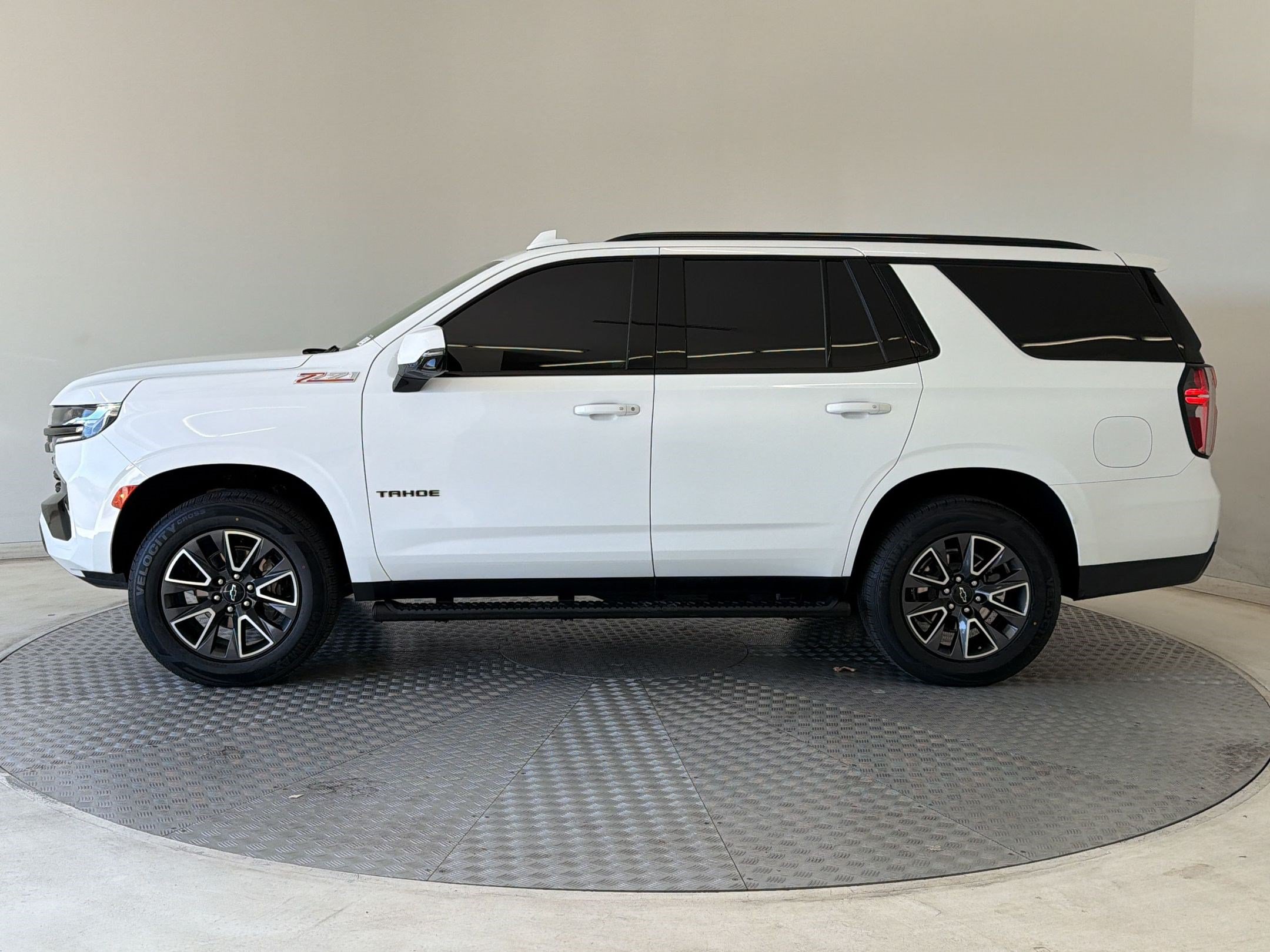 Used 2022 Chevrolet Tahoe Z71 w/ Luxury Package AWD/4WD image 2