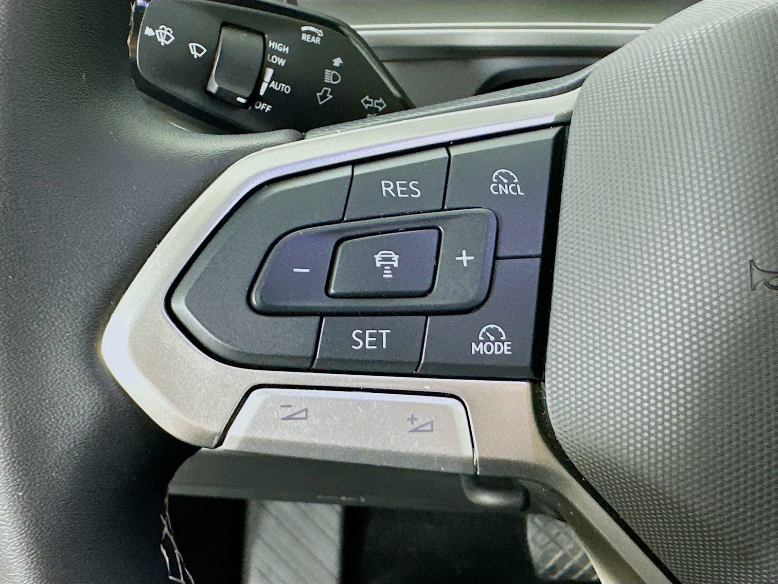 Used 2025 Volkswagen Tiguan SE AWD/4WD image 18