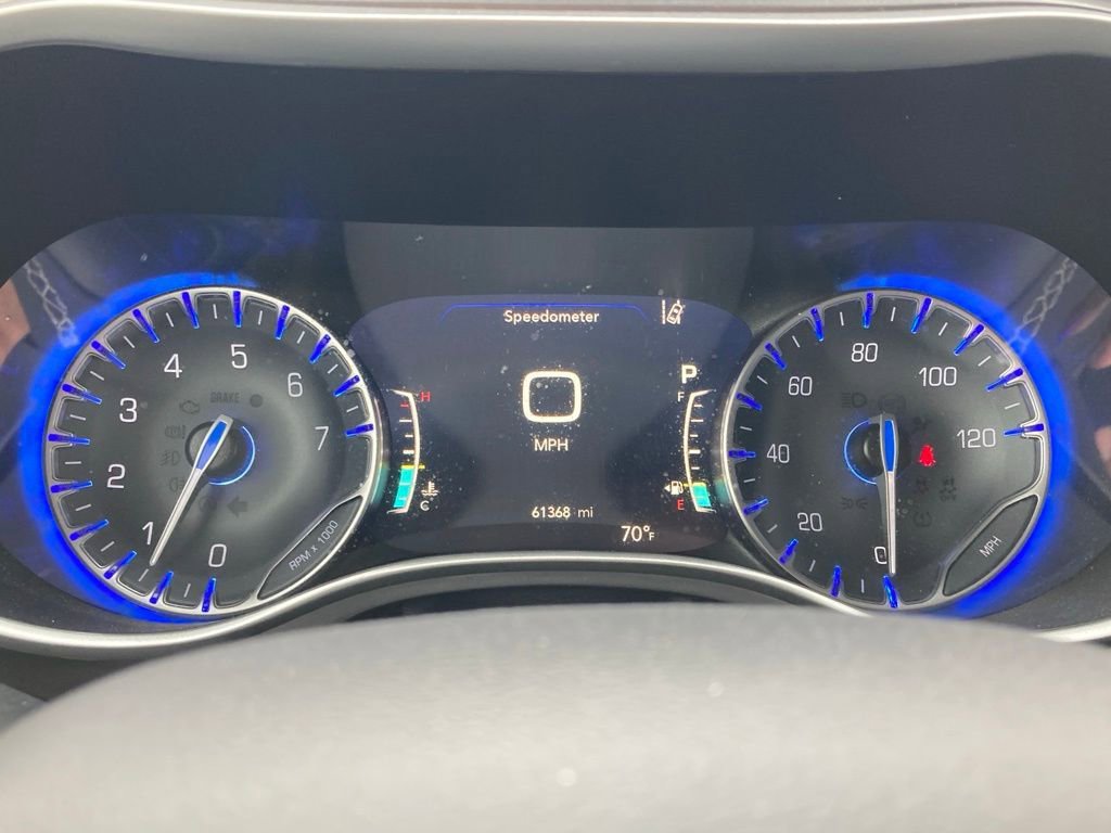 Used 2023 Chrysler Pacifica Touring-L image 16