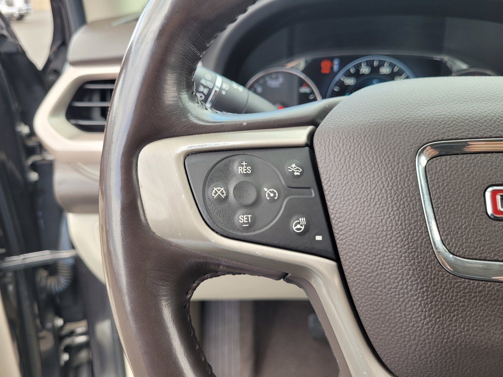 Used 2018 GMC Acadia Denali w/ Technology Package FWD image 22