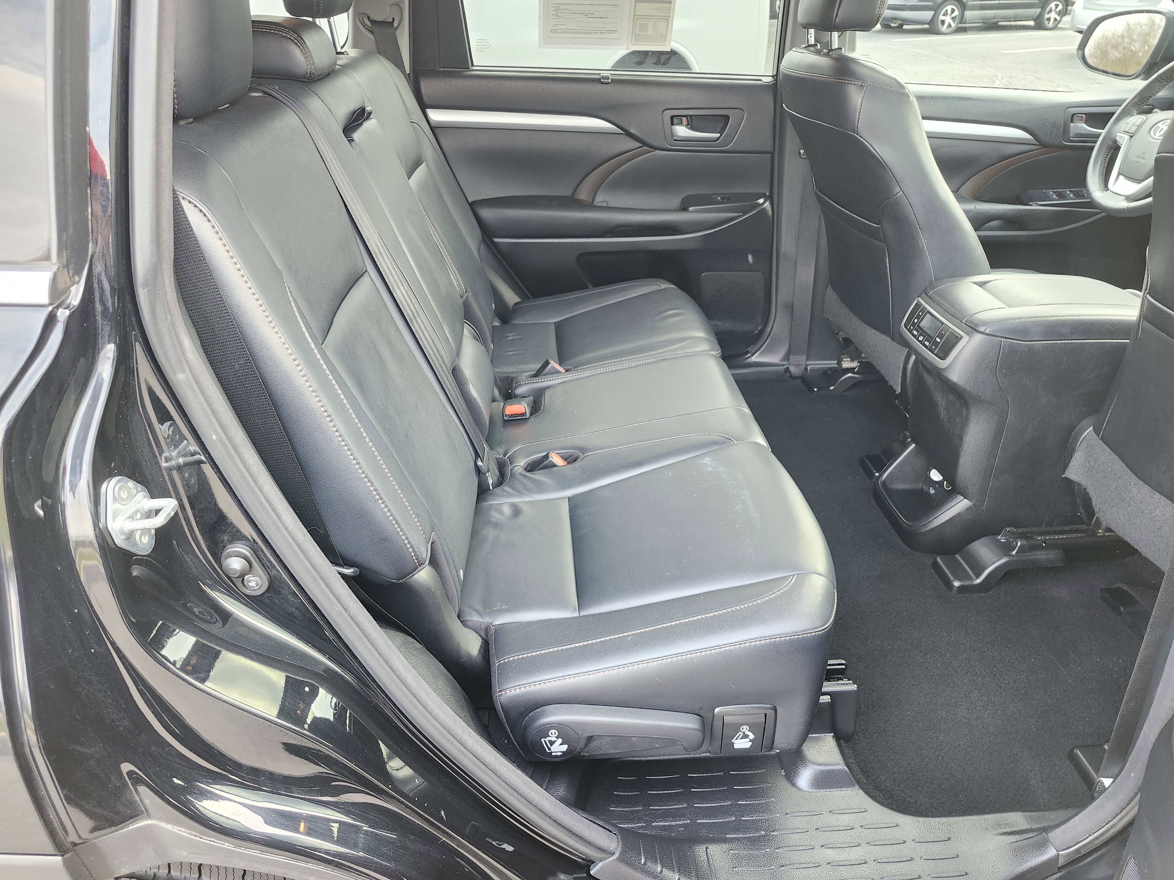 Used 2016 Toyota Highlander XLE image 19