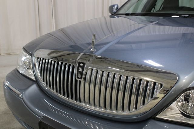 Used 2003 Lincoln Town Car Signature image 28