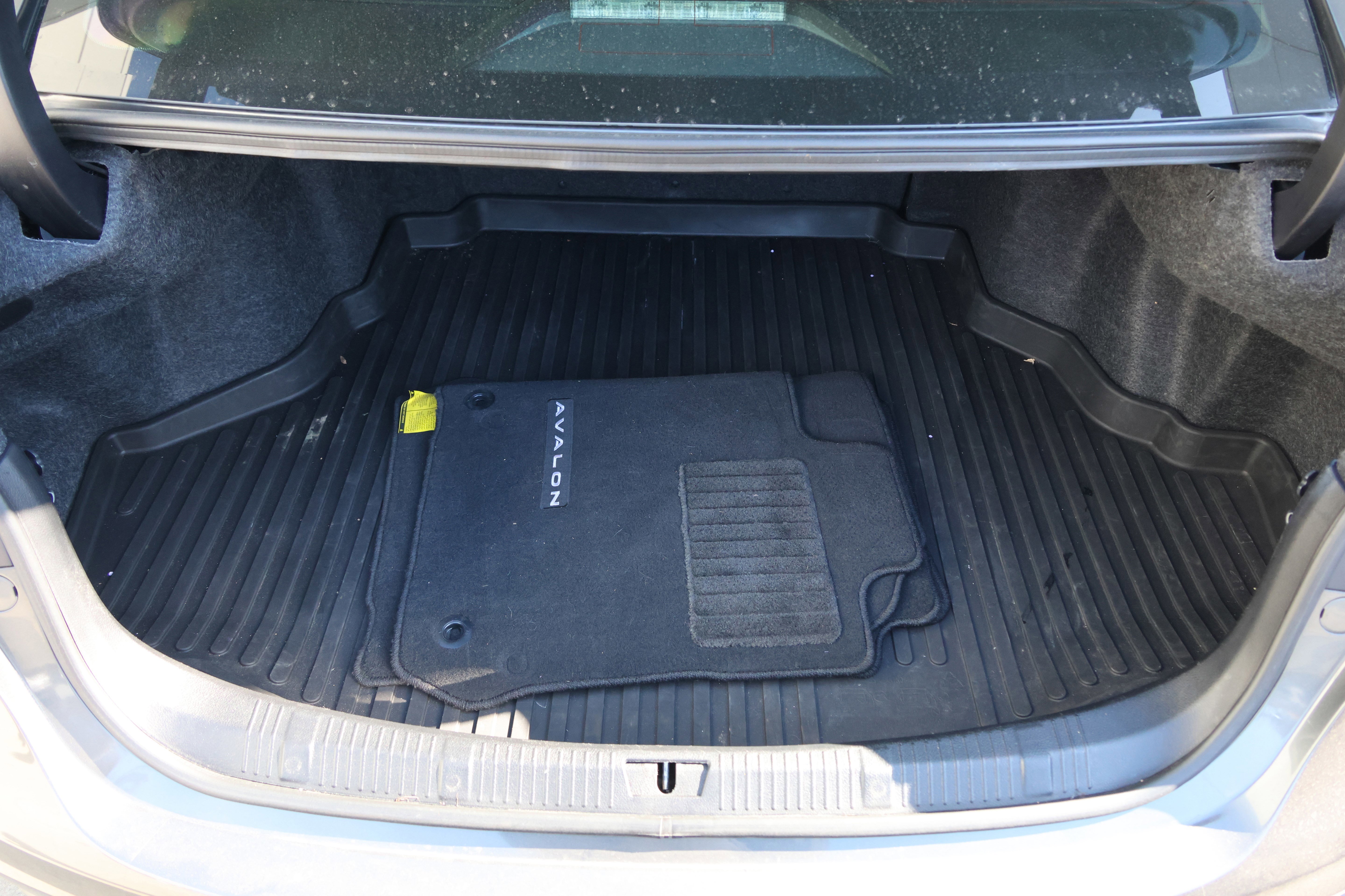 Used 2017 Toyota Avalon Limited image 35