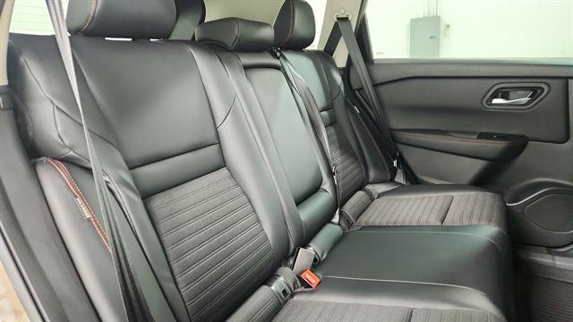 Used 2025 Nissan Rogue SV image 27