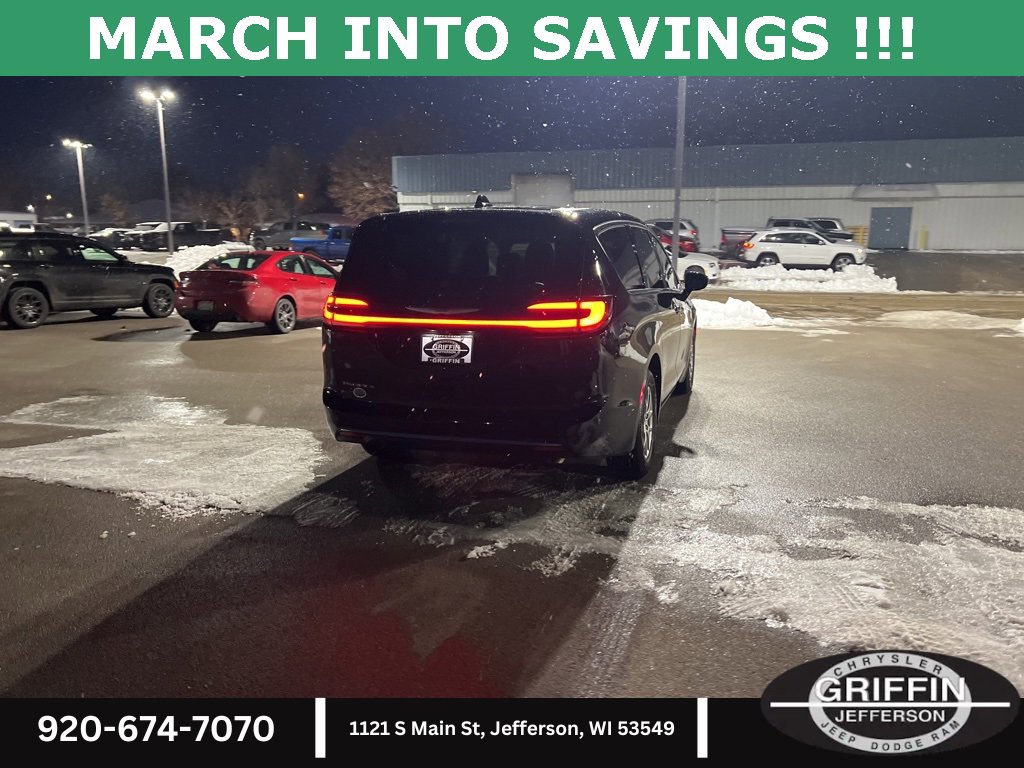 New 2026 Chrysler Pacifica Select image 10