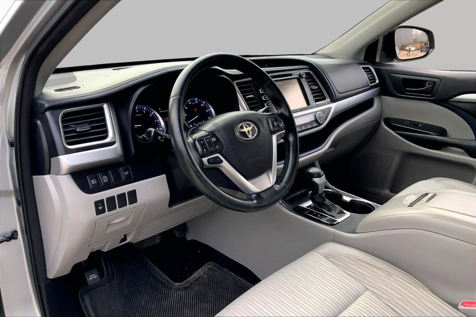 Used 2017 Toyota Highlander Plus FWD image 17