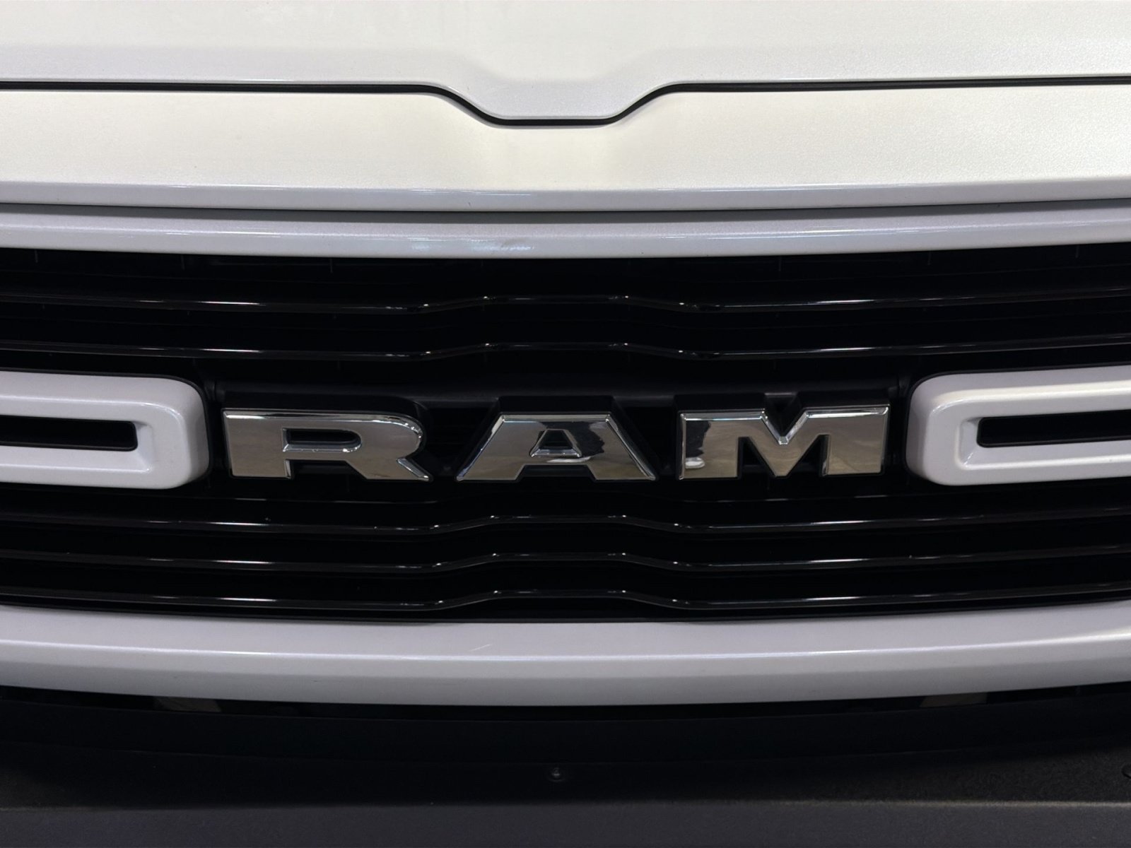 Used 2019 RAM 1500 Laramie AWD/4WD image 12