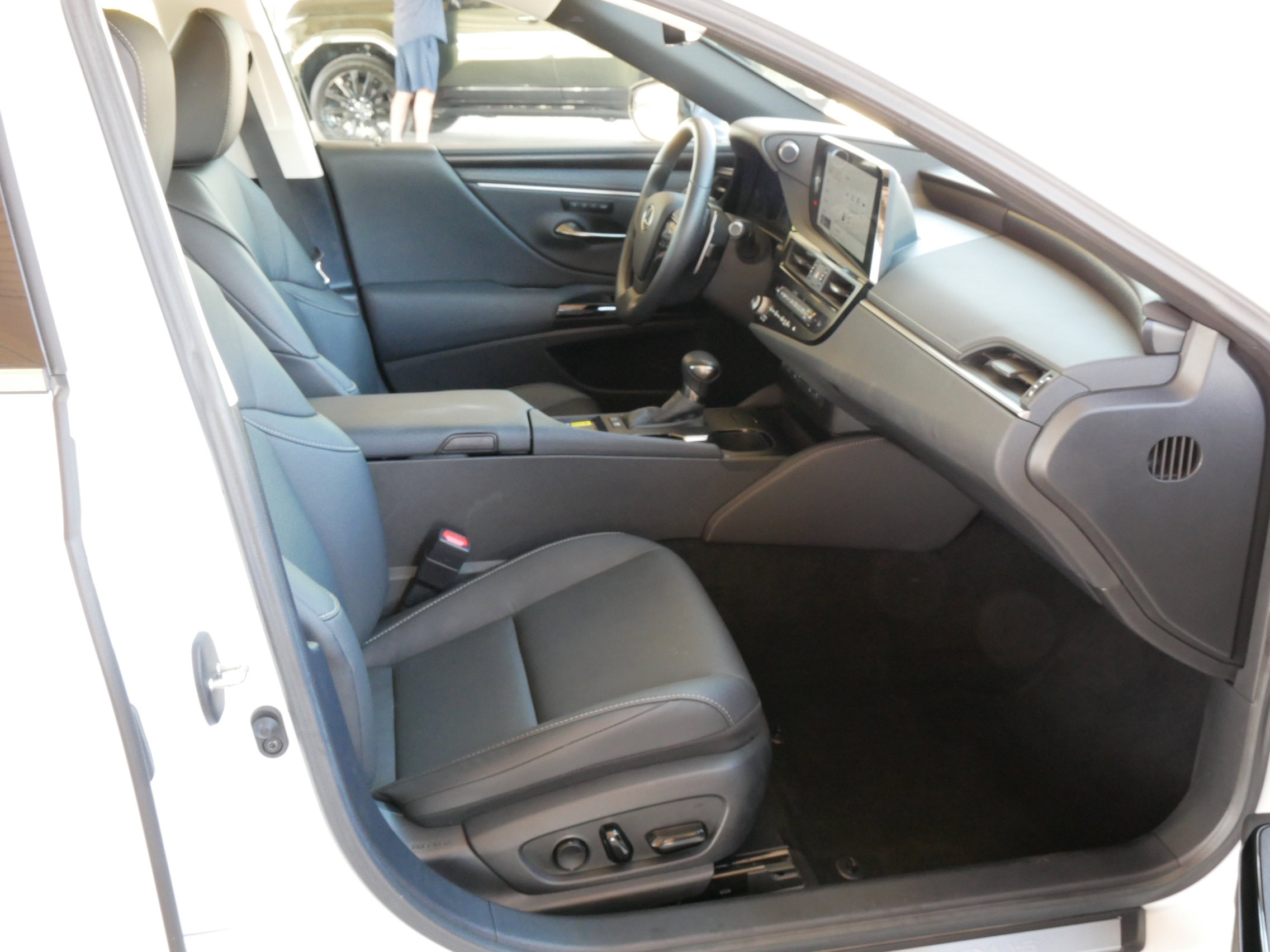 Certified 2025 Lexus ES 300h w/ Premium Package image 10