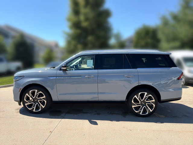 New 2026 Lincoln Navigator Reserve AWD/4WD image 10