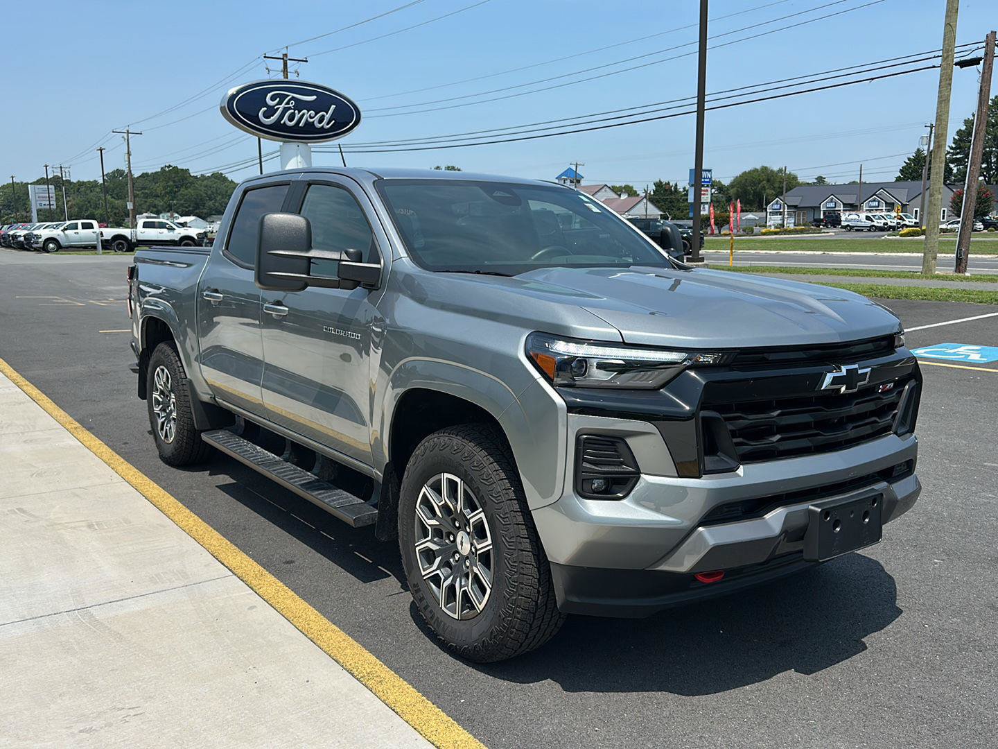 Used 2025 Chevrolet Colorado Z71 w/ Technology Package AWD/4WD image 3