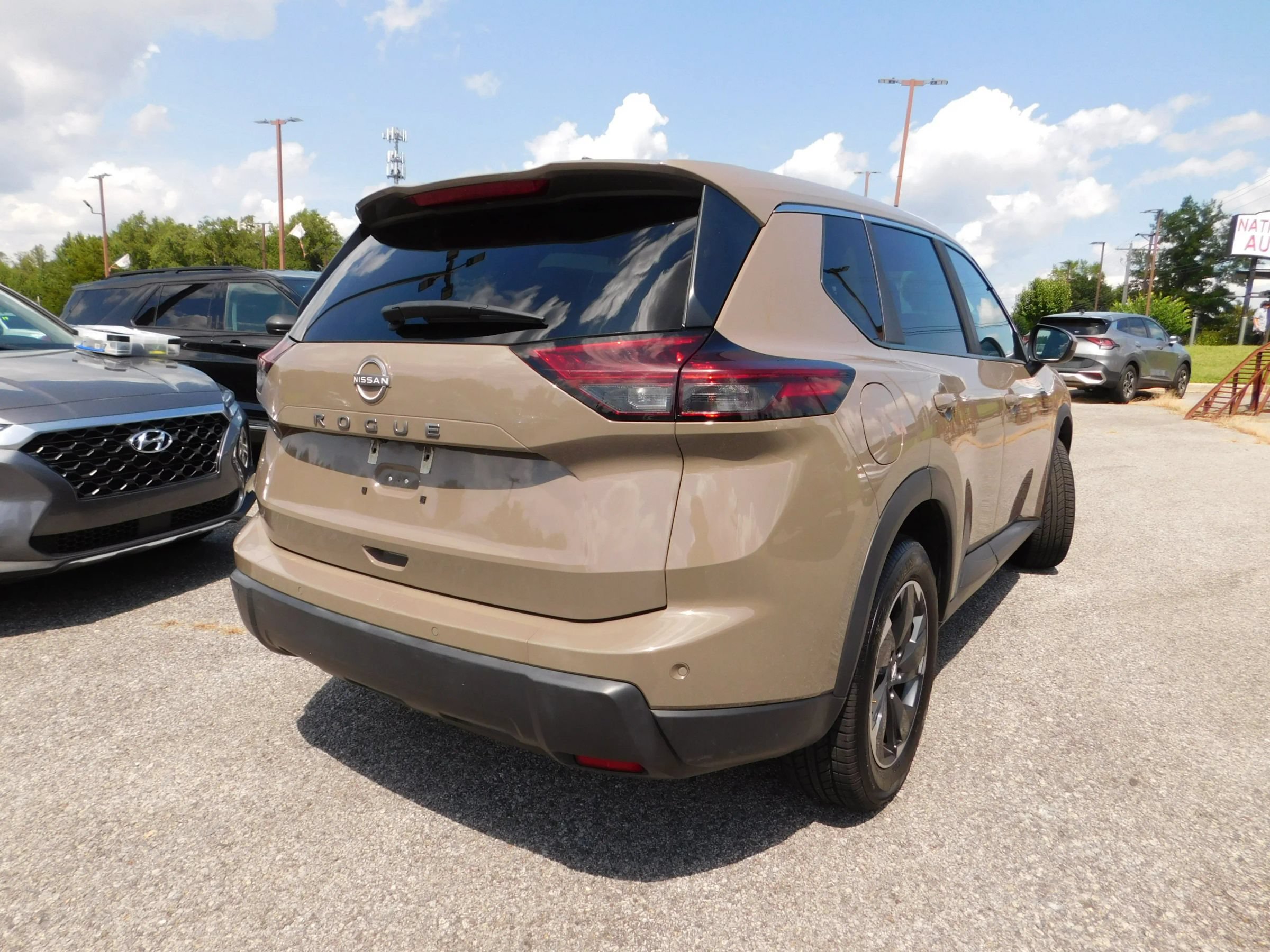 Used 2025 Nissan Rogue SV FWD image 6