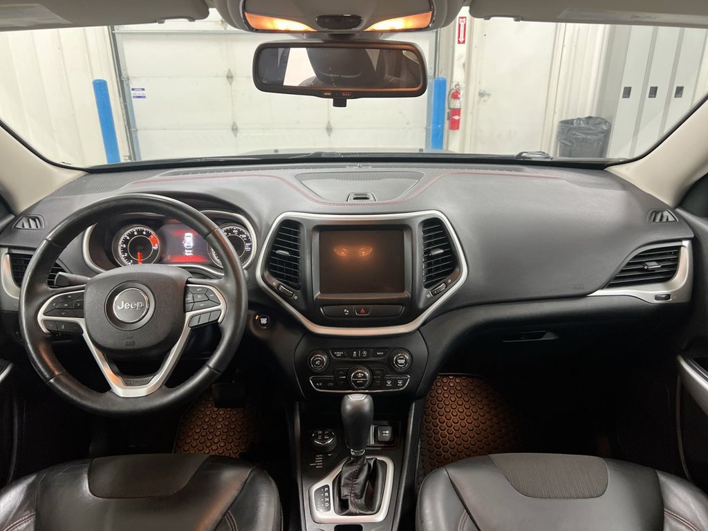 Used 2018 Jeep Cherokee Trailhawk w/ Cold Weather Group AWD/4WD image 10