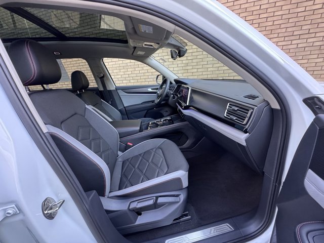 Used 2024 Volkswagen Atlas Peak Edition SE image 14