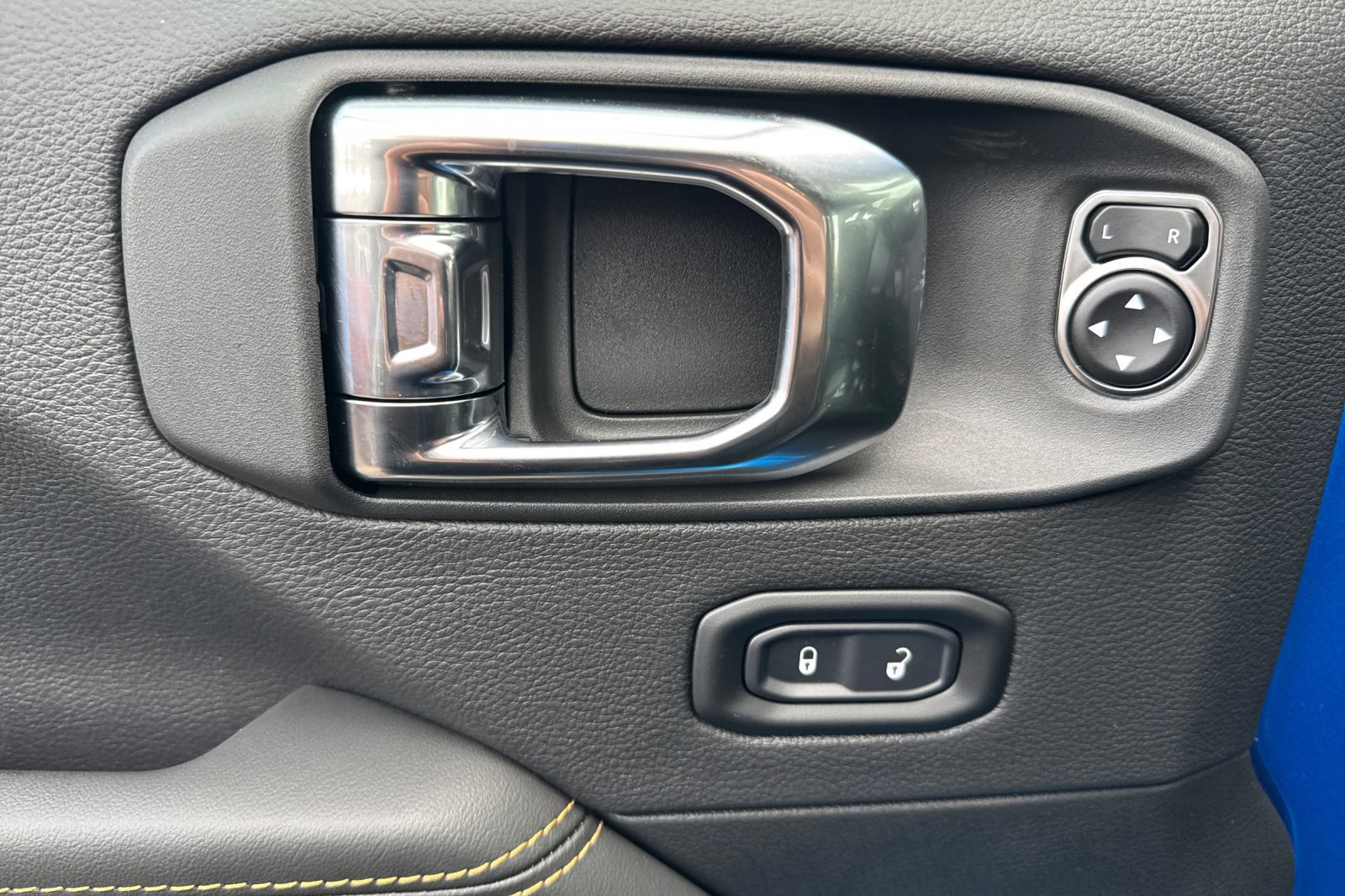 New 2025 Jeep Gladiator High Tide image 9