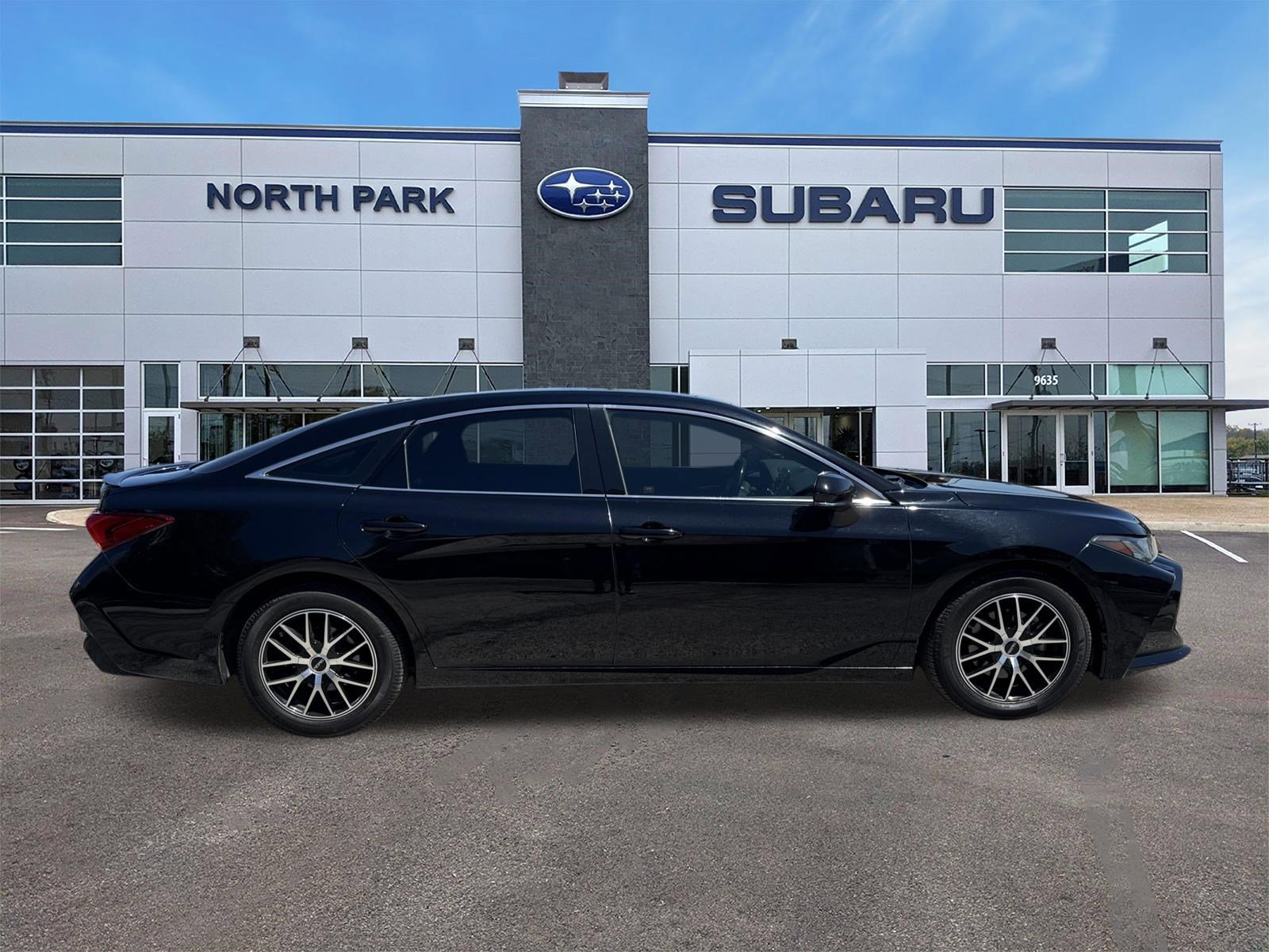 Used 2019 Toyota Avalon Touring FWD image 2