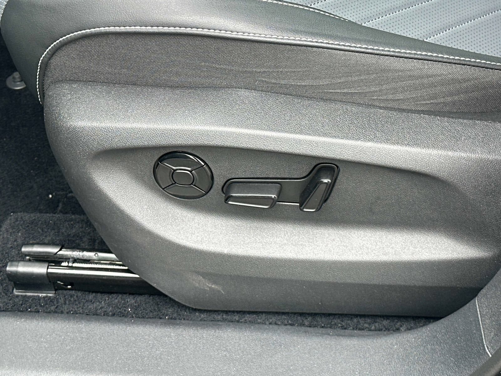 Certified 2025 Volkswagen Tiguan SE FWD image 15