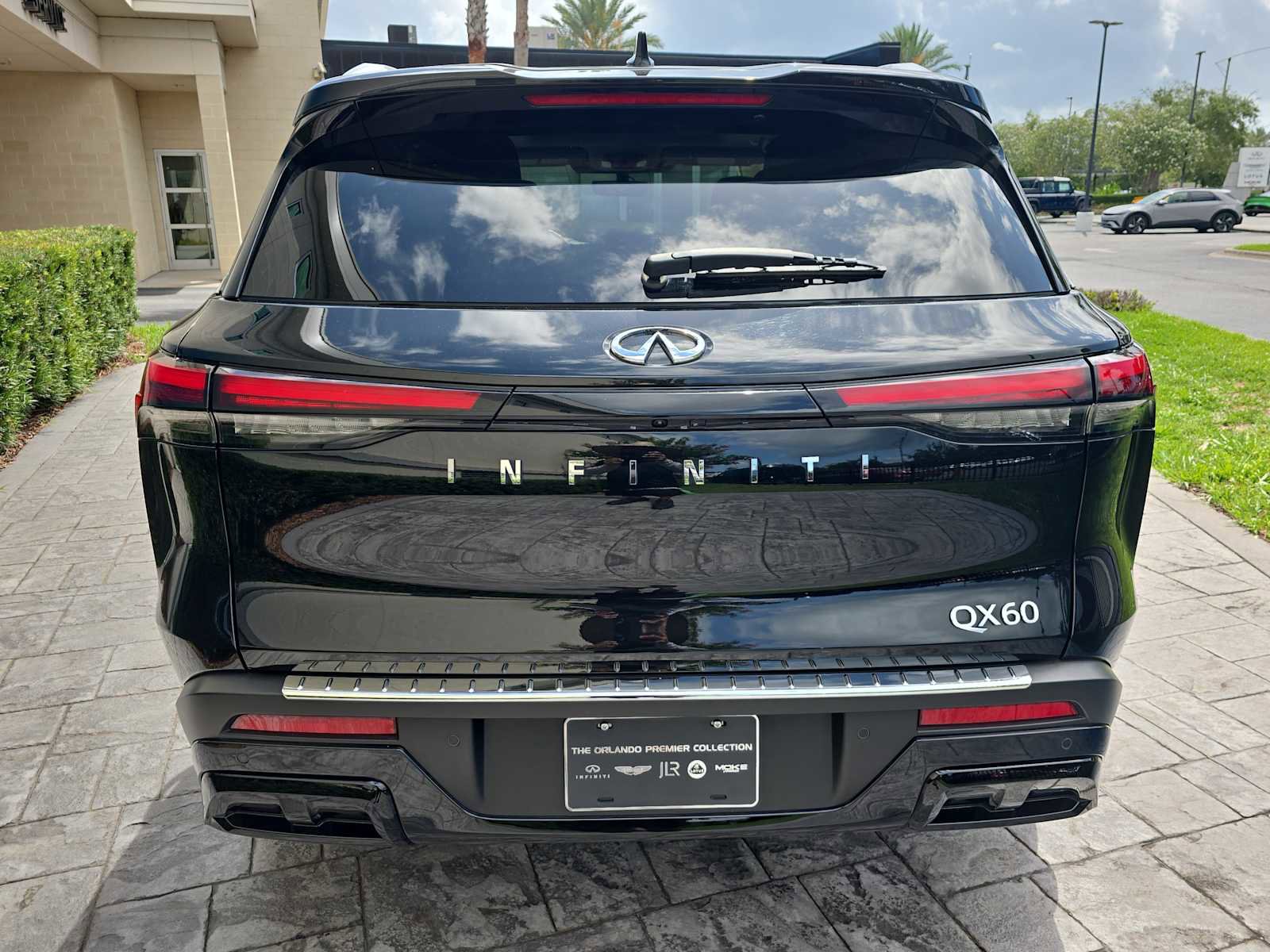 Used 2023 INFINITI QX60 Luxe w/ Cargo Package FWD image 5