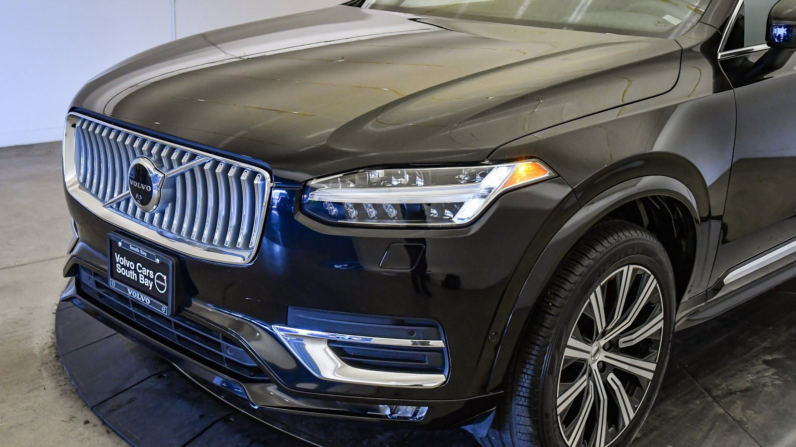 Certified 2025 Volvo XC90 B6 Plus image 9