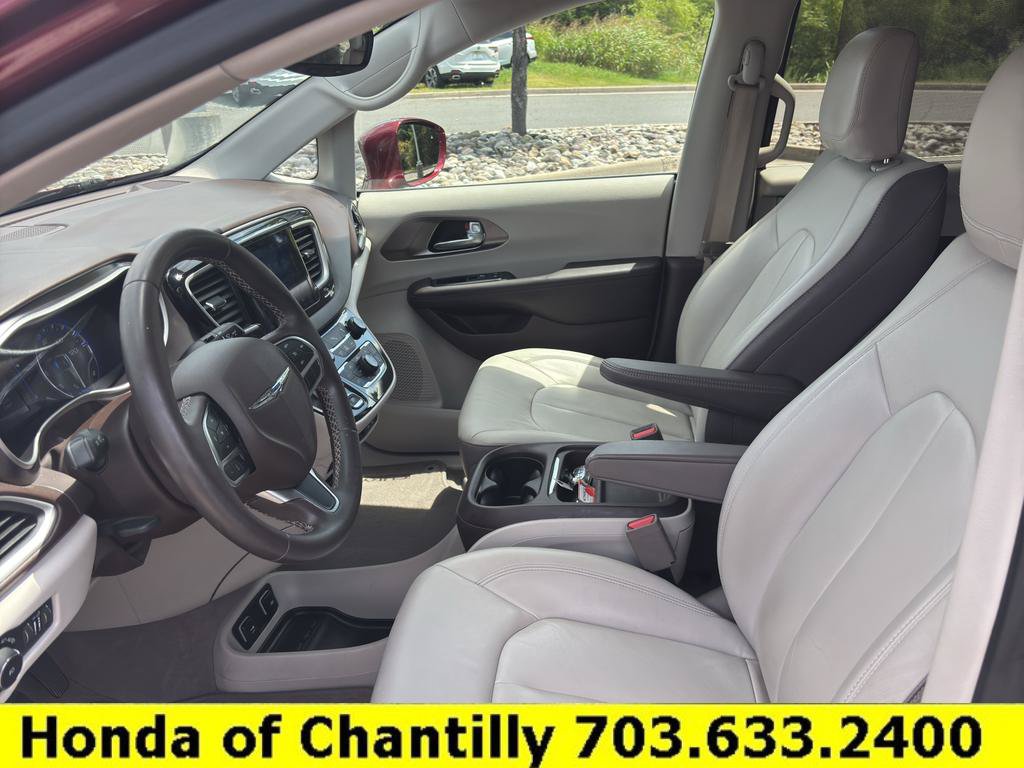 Used 2017 Chrysler Pacifica Touring-L w/ Tire & Wheel Group FWD image 17
