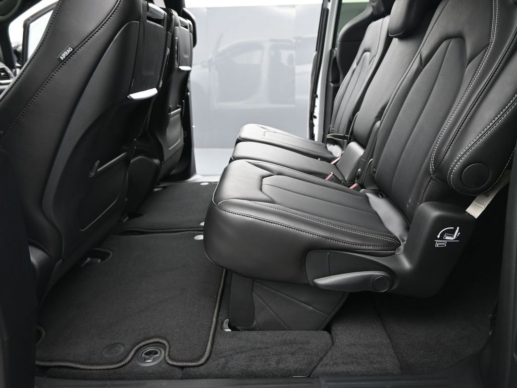 New 2026 Chrysler Pacifica Select image 13