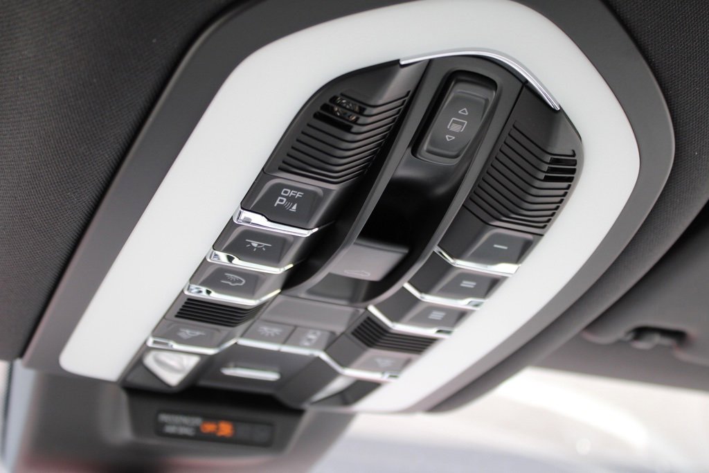 Used 2025 Porsche Macan image 25