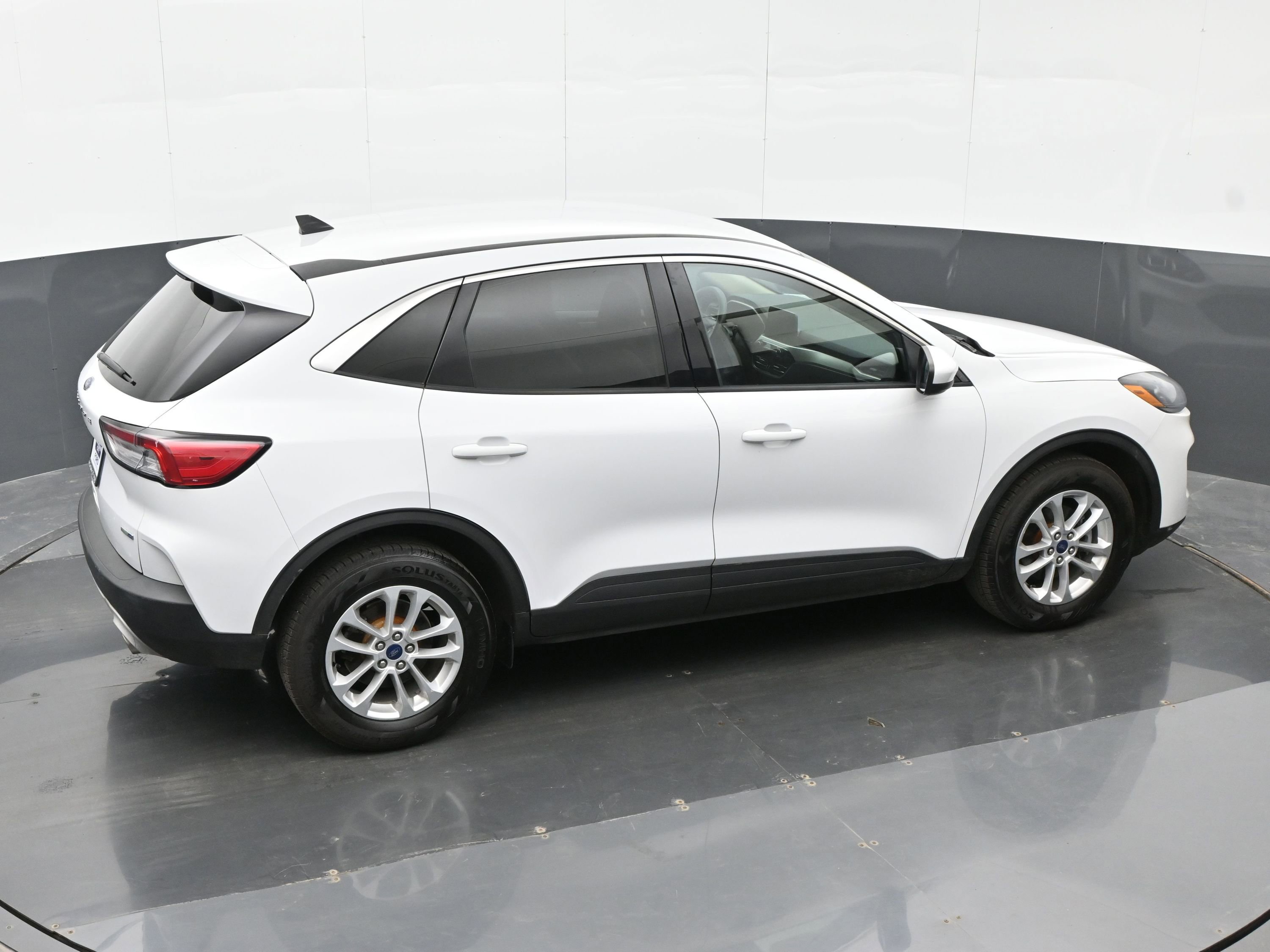 Used 2020 Ford Escape SE image 32