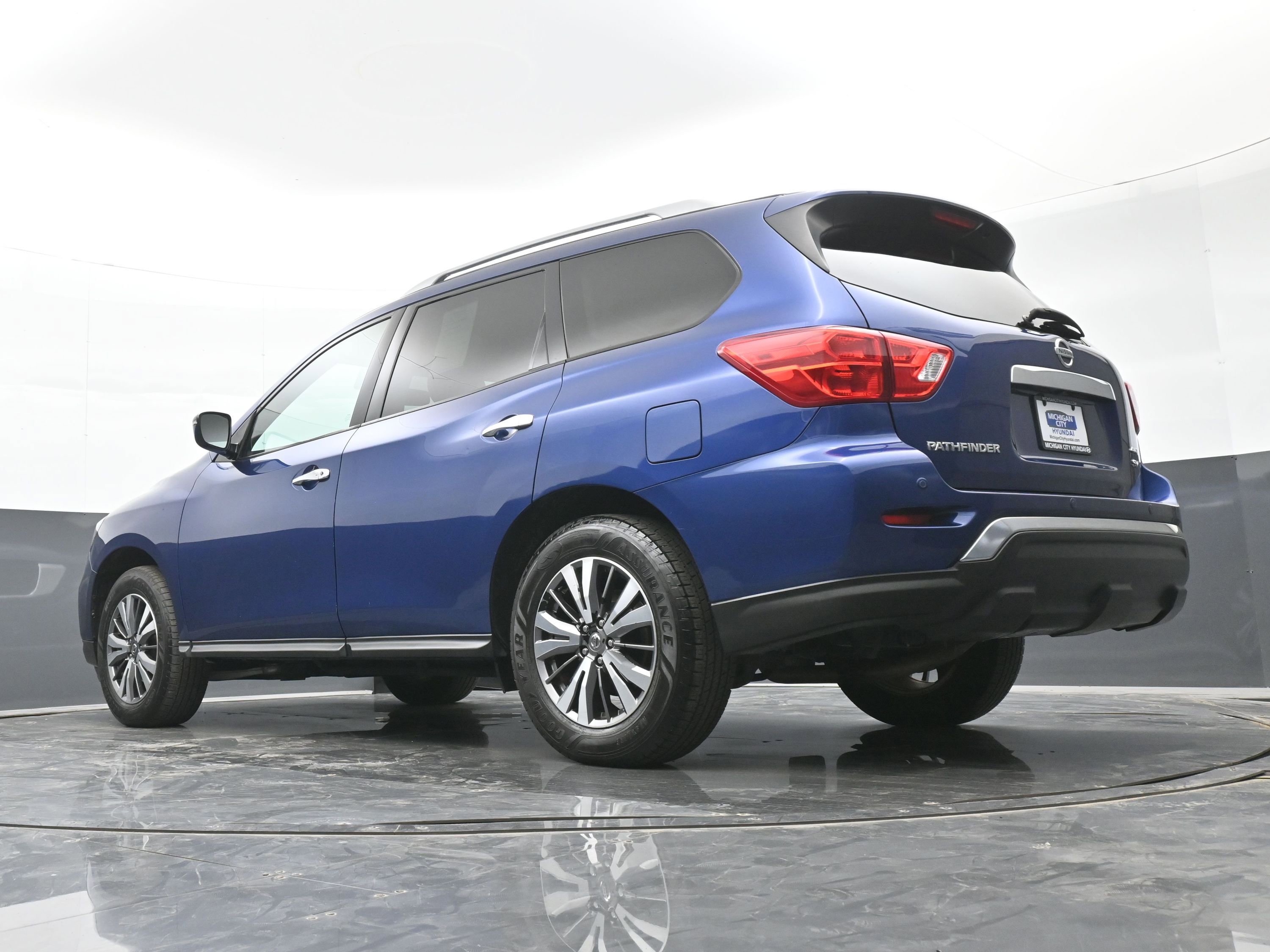 Used 2020 Nissan Pathfinder SV image 40