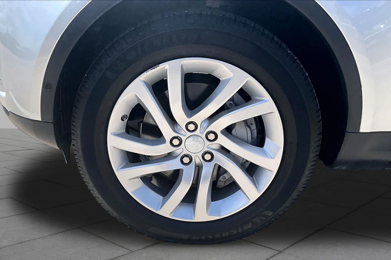 Used 2018 Land Rover Discovery HSE AWD/4WD image 10