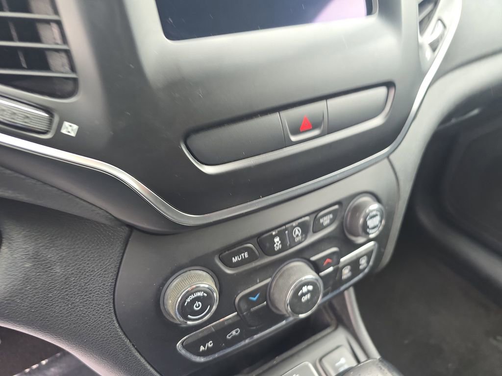 Used 2019 Jeep Cherokee Latitude Plus image 23