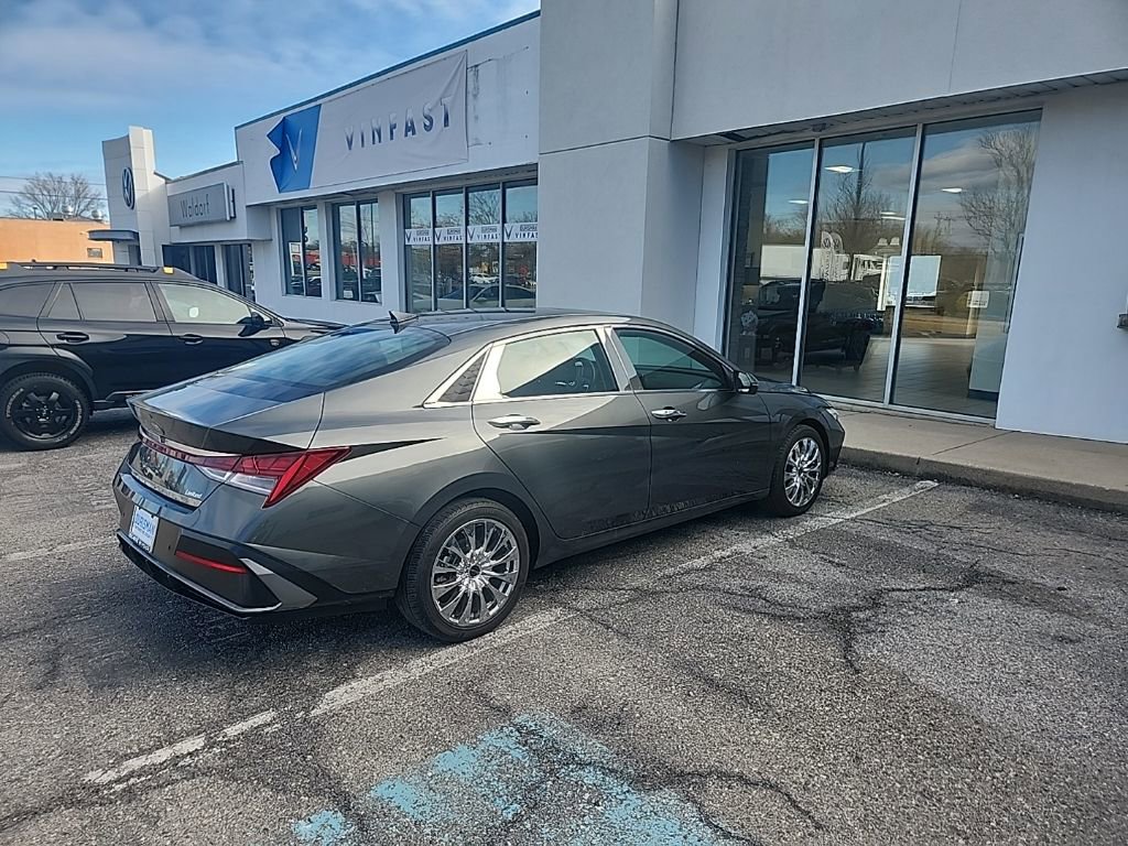 Used 2024 Hyundai Elantra Limited image 3