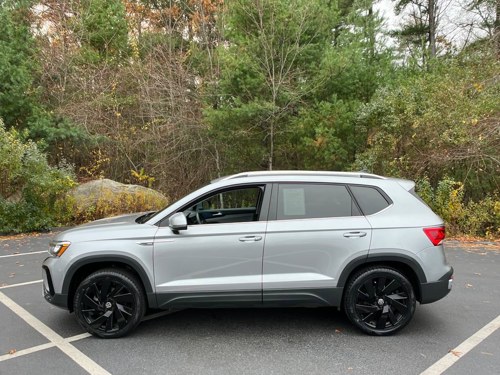 Used 2024 Volkswagen Taos SE image 2