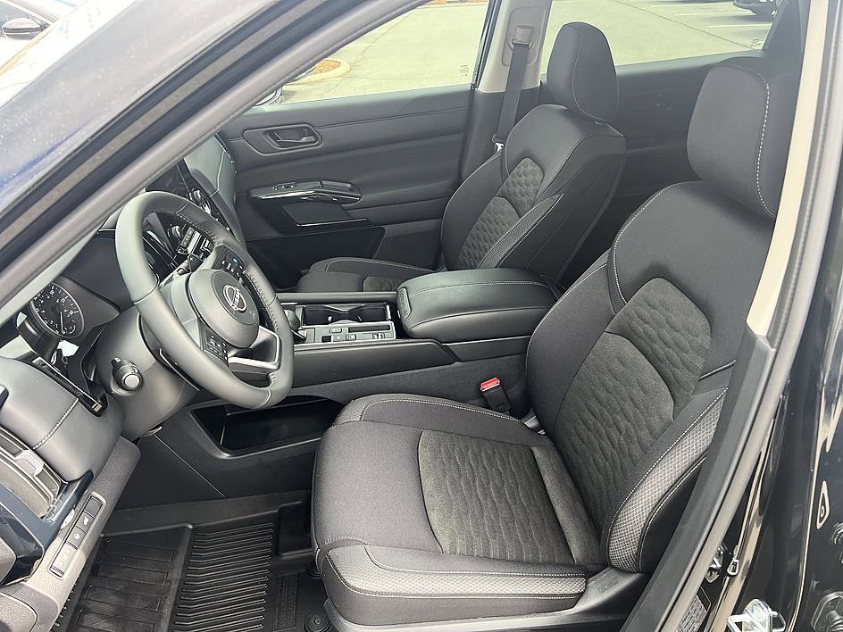 Certified 2025 Nissan Pathfinder SV image 13