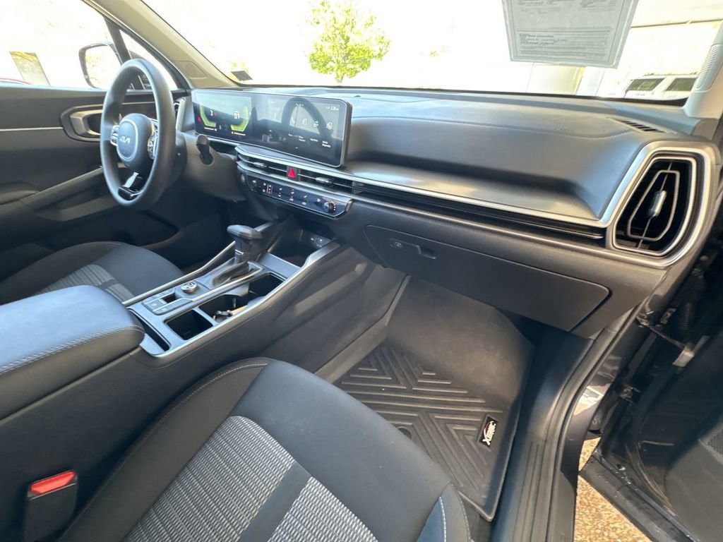 Used 2025 Kia Sorento LX image 28