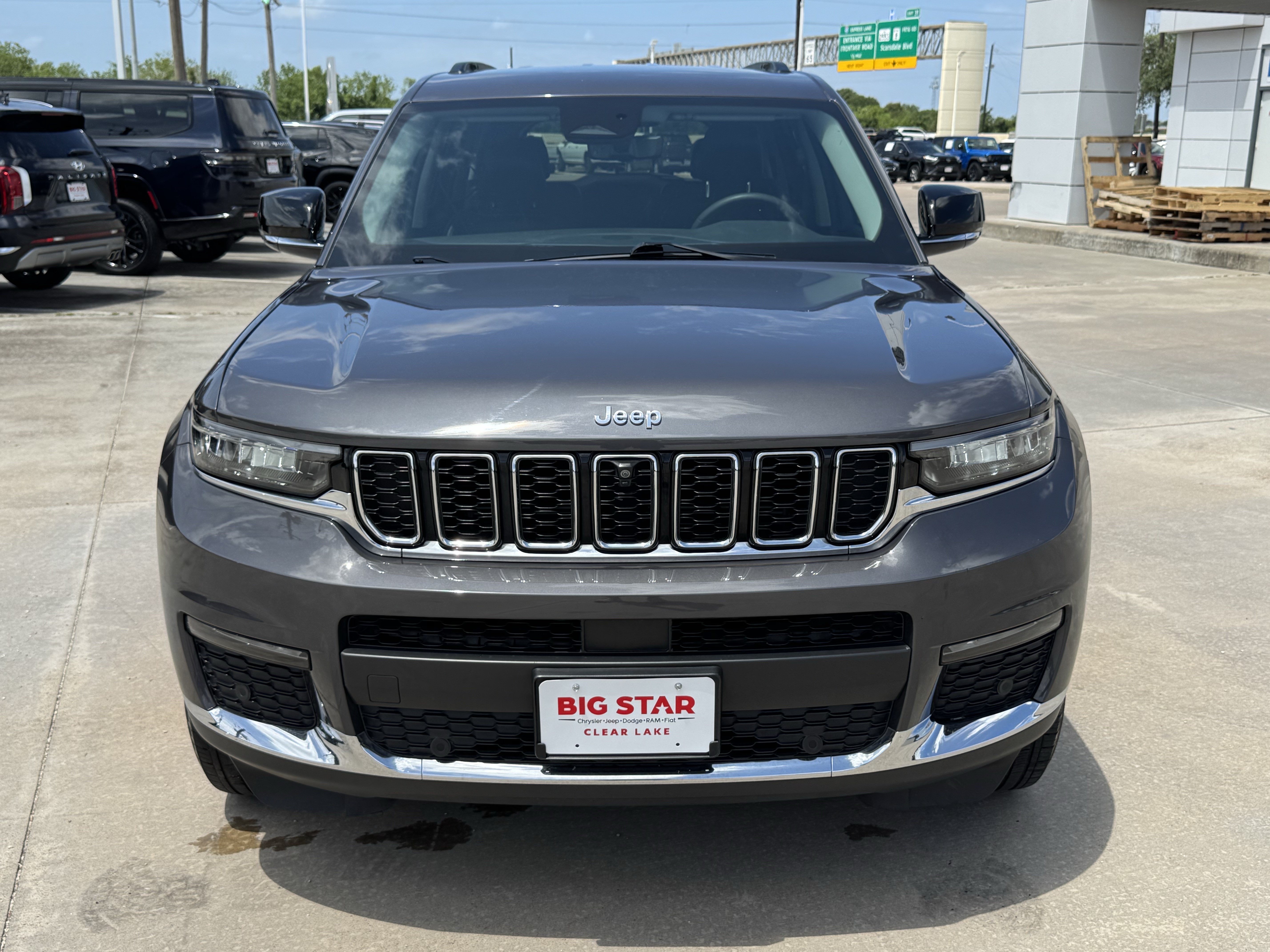 Used 2023 Jeep Grand Cherokee L Limited w/ Luxury Tech Group II AWD/4WD image 3