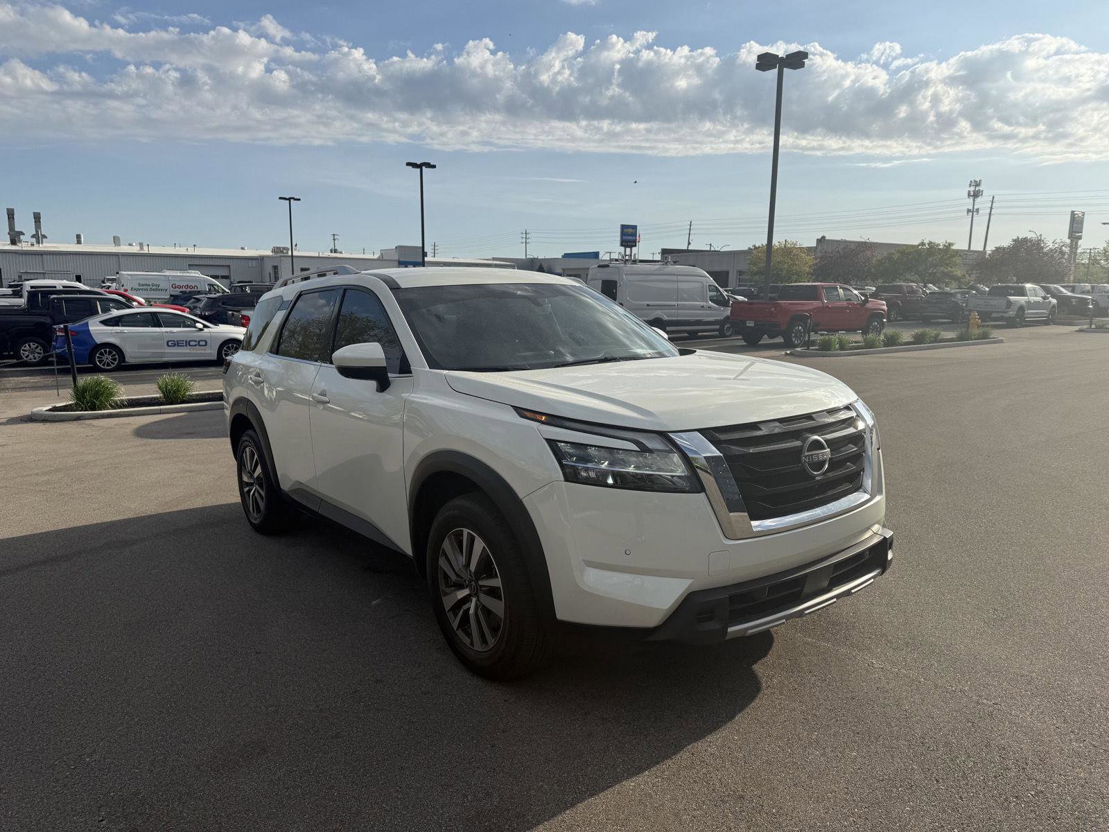 Used 2023 Nissan Pathfinder SL AWD/4WD image 1