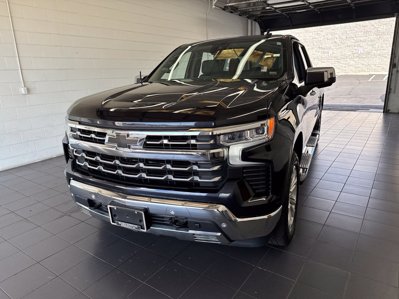 Used 2023 Chevrolet Silverado 1500 LTZ w/ LTZ Convenience Package II AWD/4WD image 3