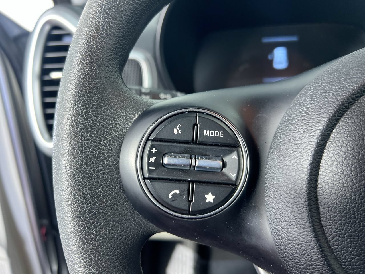 Used 2023 Kia Soul LX w/ LX Technology Package FWD image 17