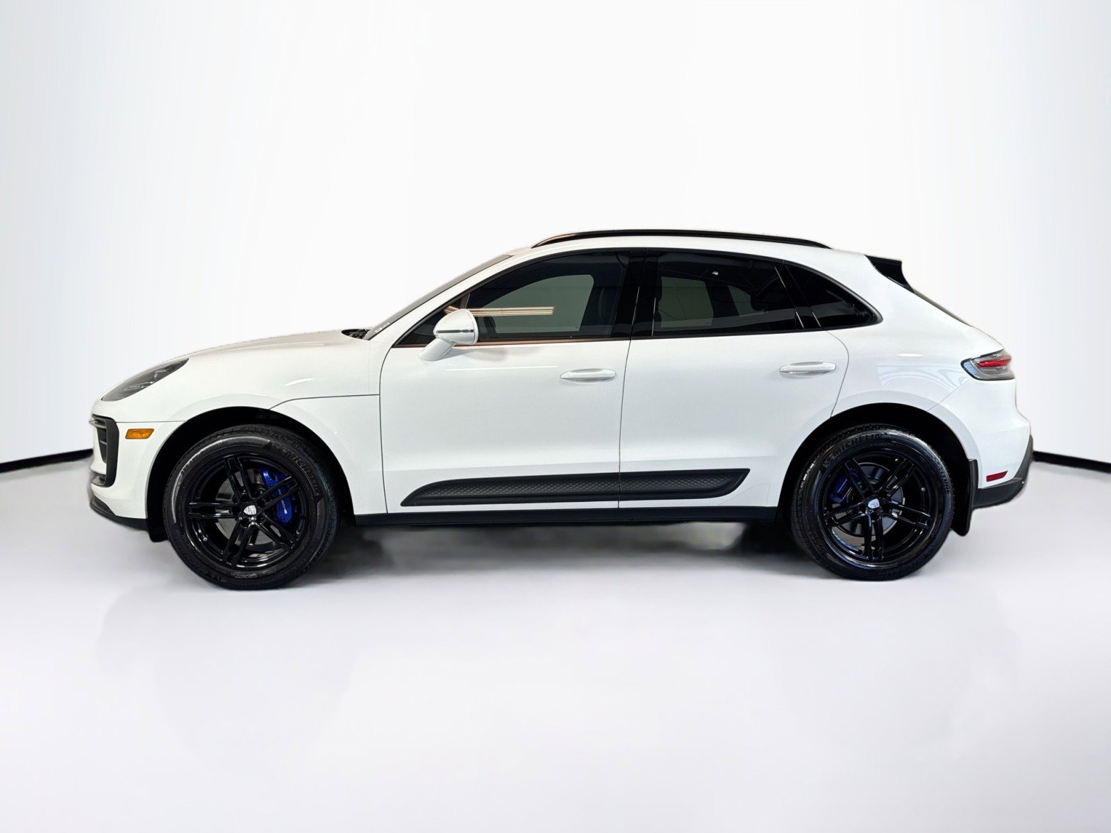 Certified 2022 Porsche Macan image 2