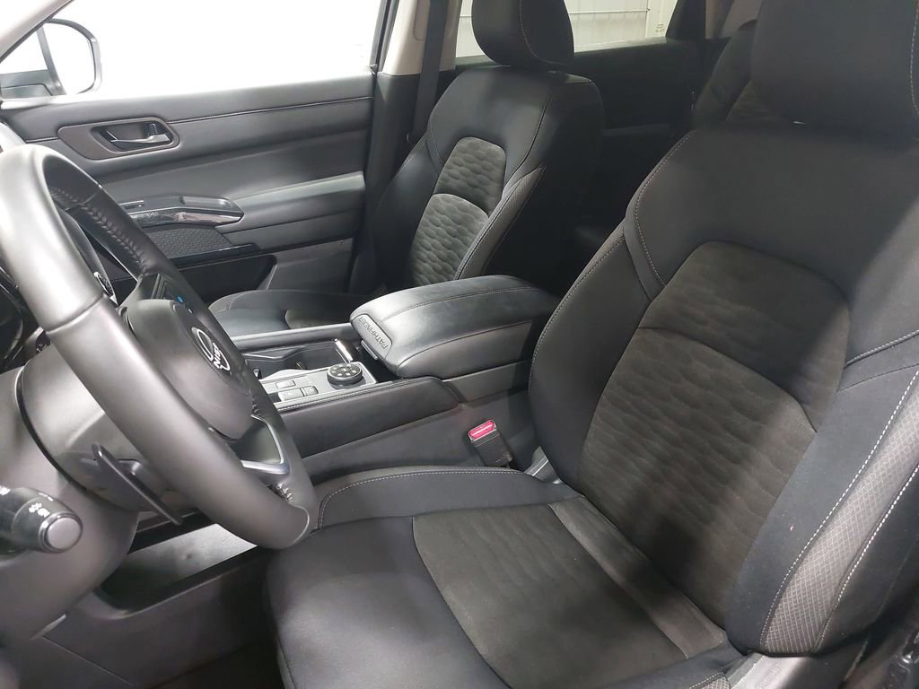 Used 2025 Nissan Pathfinder SV image 17