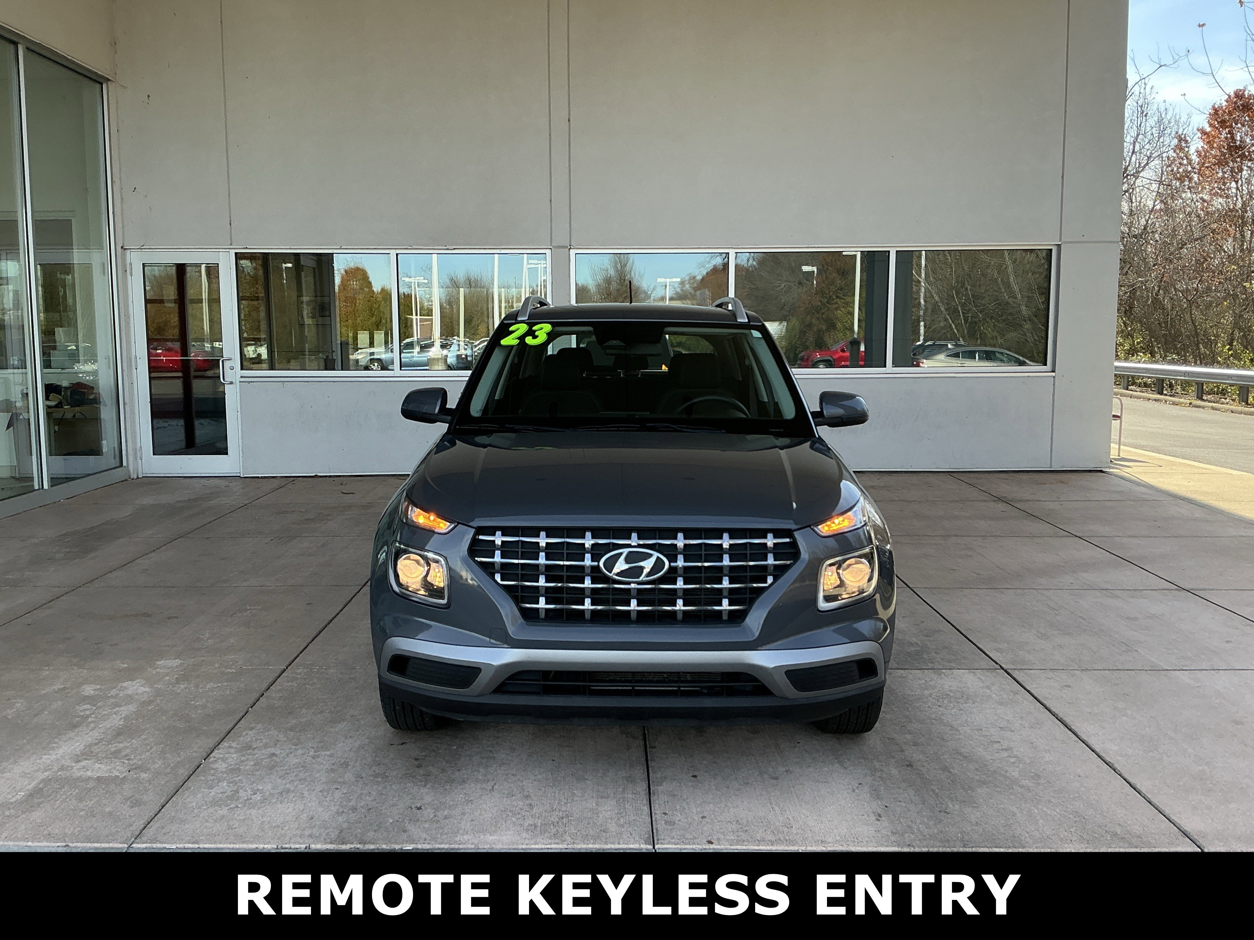 Used 2023 Hyundai Venue SEL image 2