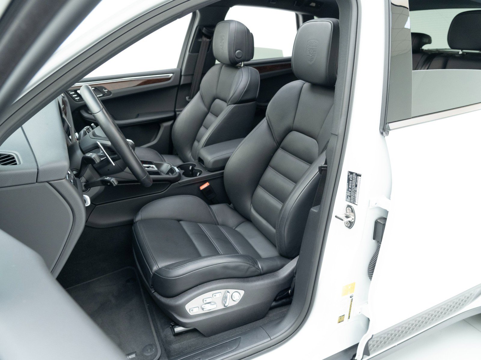 Certified 2025 Porsche Macan image 5