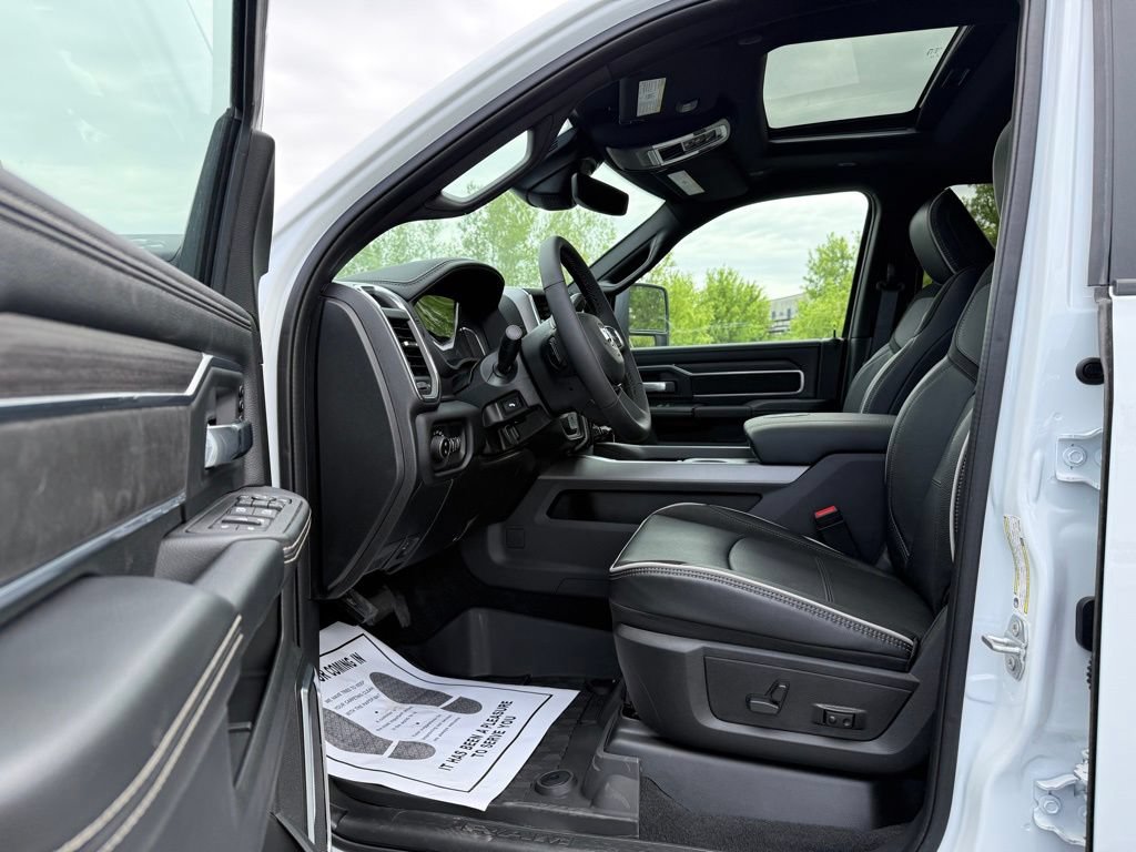 New 2026 RAM 3500 Laramie AWD/4WD image 17