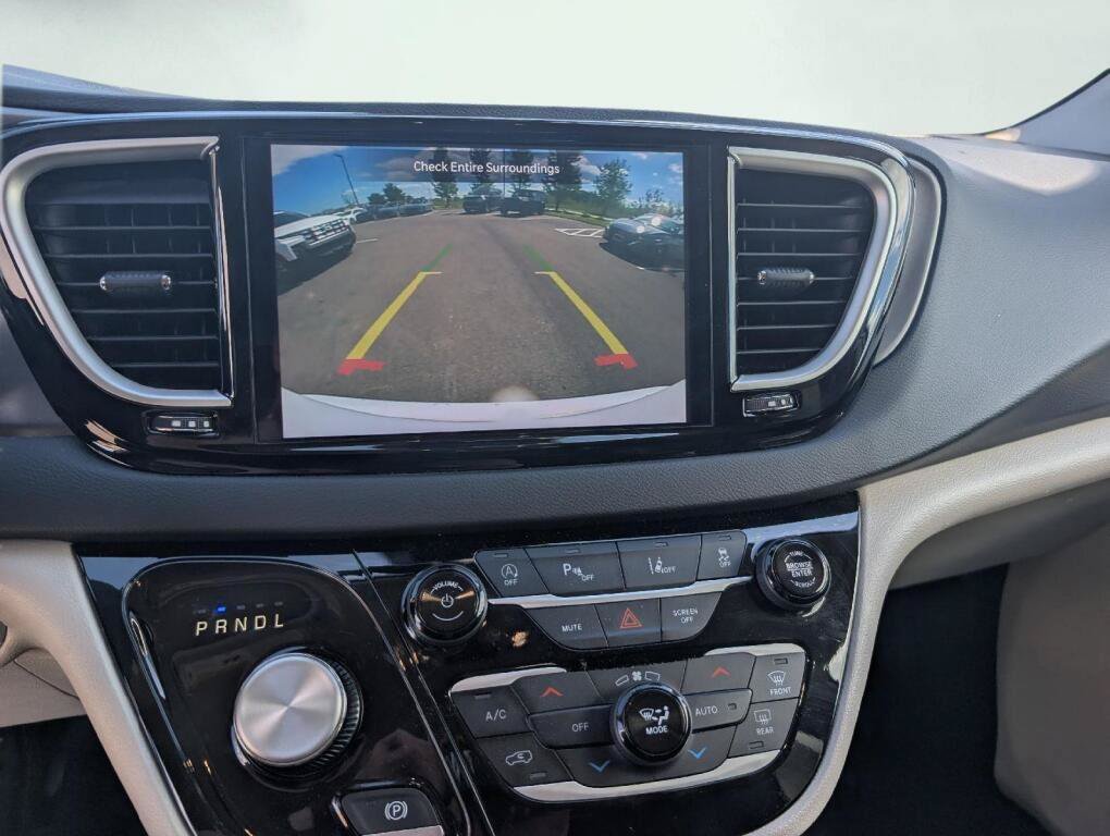 Used 2023 Chrysler Pacifica Touring-L FWD image 12