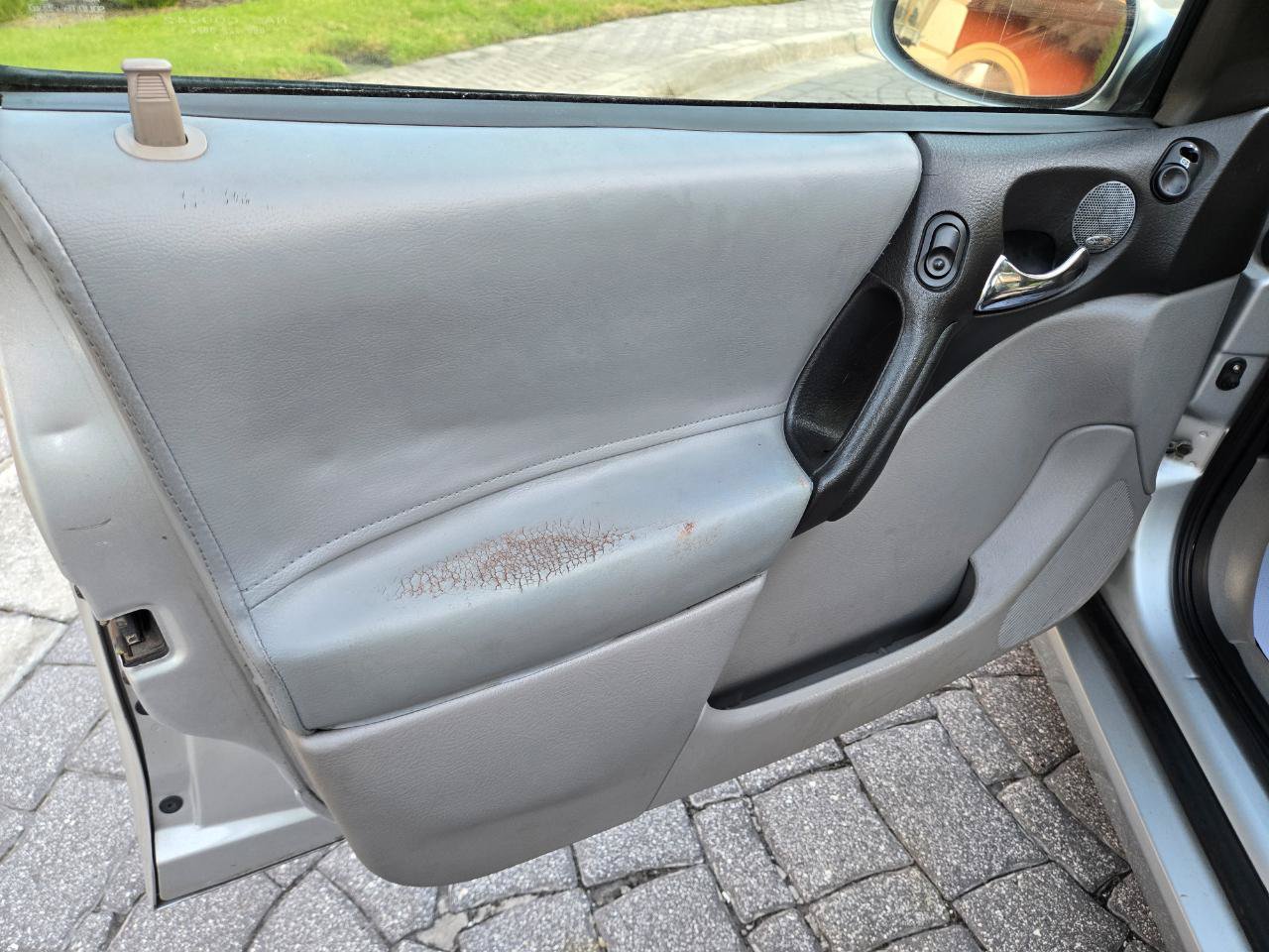 Used 2005 Saturn L-Series L300 FWD image 27