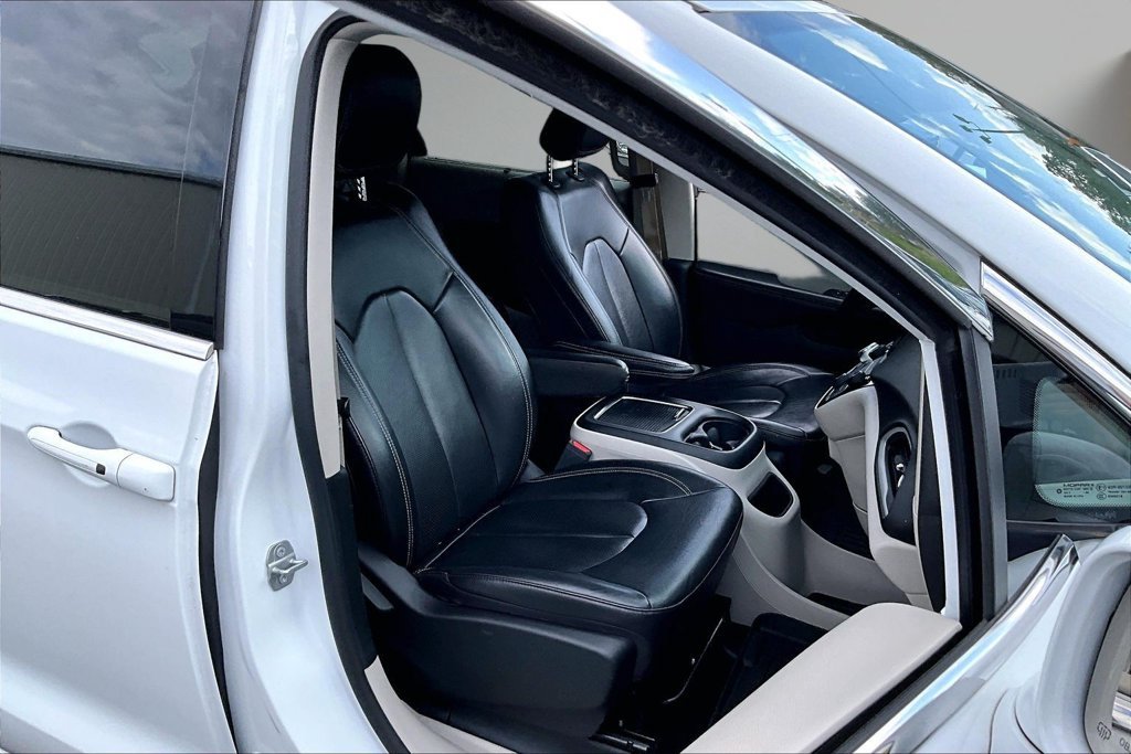 Used 2022 Chrysler Pacifica Touring-L FWD image 30