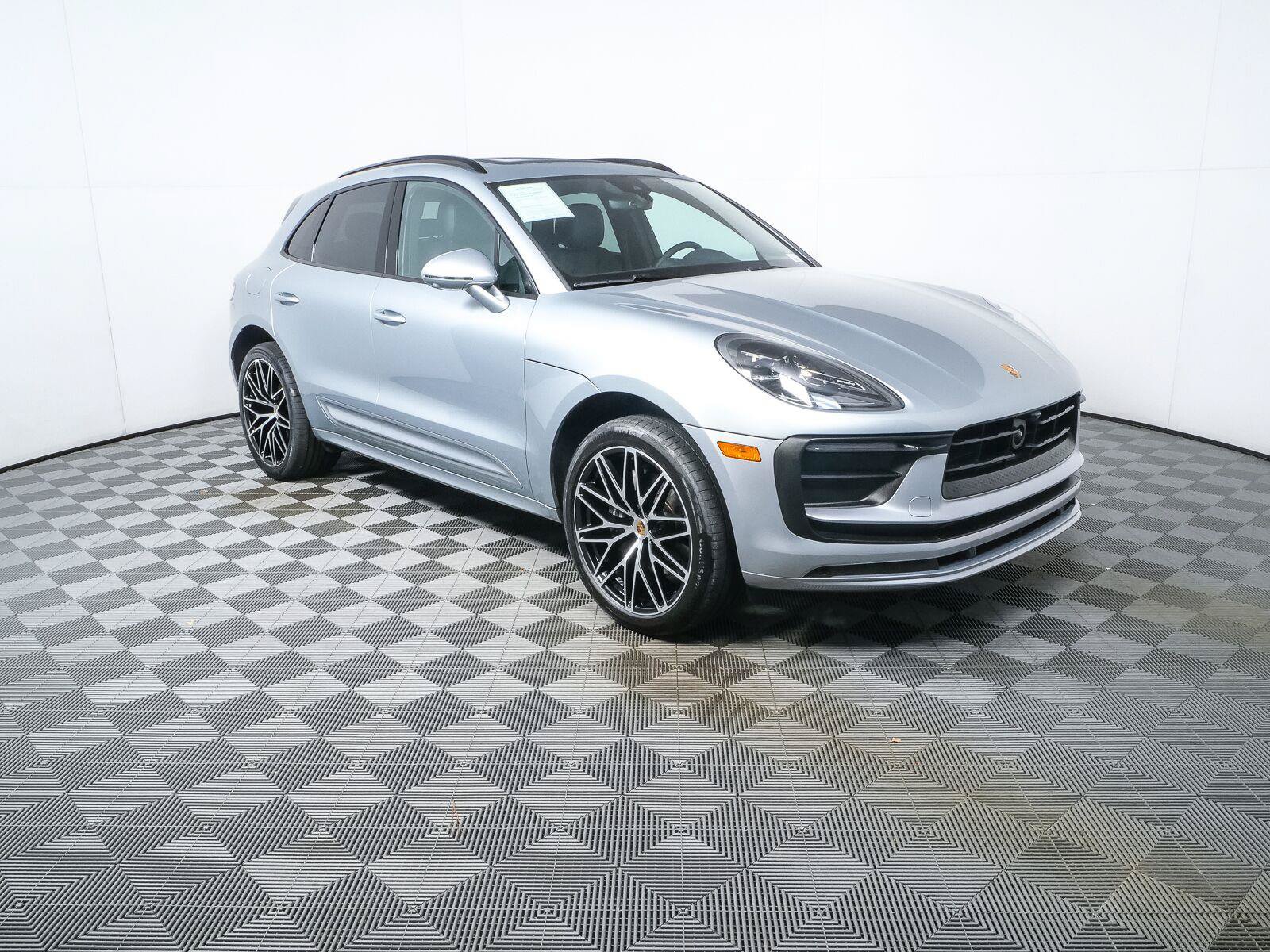 Certified 2025 Porsche Macan Turbo AWD/4WD image 28